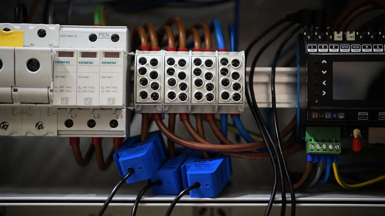 IoT energy monitoring system collecting distributed current data